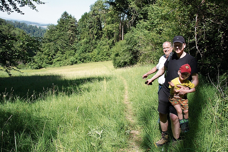 Der Gemeindepräsident von Stallikon, Reto Bernhard, und der Revierobmann Lukas Wassmann zeigen den illegal angelegten Veloweg im vorderen Diebis, unterhalb des Uetlibergs. (Bild Florian Hofer)