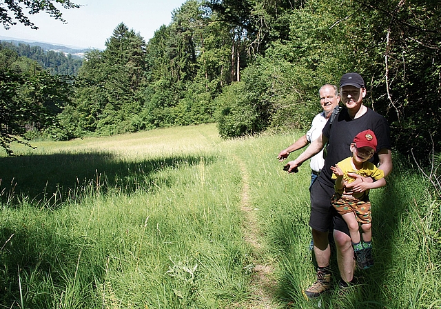 Der Gemeindepräsident von Stallikon, Reto Bernhard, und der Revierobmann Lukas Wassmann zeigen den illegal angelegten Veloweg im vorderen Diebis, unterhalb des Uetlibergs. (Bild Florian Hofer)