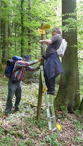 Montage eines neuen Wegweisers. (Bilder zvg.)
