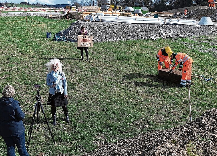 Die Dreharbeiten für die Ausbildungsunterlagen auf der Baustelle: Interview mit einer Reporterin, während Tierschützer protestieren und Bauarbeiter eine mysteriöse Truhe begutachten. (Bild Martin Mullis)