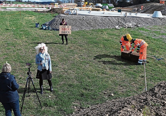 Die Dreharbeiten für die Ausbildungsunterlagen auf der Baustelle: Interview mit einer Reporterin, während Tierschützer protestieren und Bauarbeiter eine mysteriöse Truhe begutachten. (Bild Martin Mullis)