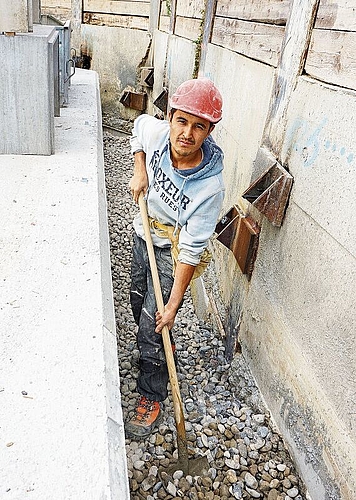 Aref Hassani, der 33-jährige Migrant aus Afghanistan, ist seit sechs Jahren in der Schweiz und hat jetzt seine Lehre als Baupraktiker mit Berufsattest EBA. (Bild kb.)