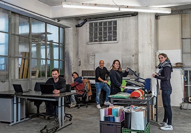 Sie machen aus der Fabrikhalle an der Zwillikerstrasse in Affoltern eine Kreativ-Werkstätte: (von links) Till Sieber, die beiden Initiatoren Micha Federle und Alfi Calabrese, Katy Evans und Kim Grenacher. (Bilder zvg.)