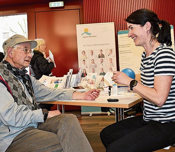 Beratung für Interessierte beim Stand des Spital Affoltern.