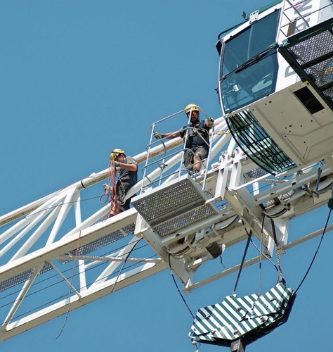 Bis das Hubseil eingefädelt und der Turmdrehkran betriebsbereit ist, braucht es noch einige Arbeitsschritte auf dem Ausleger des Krans.