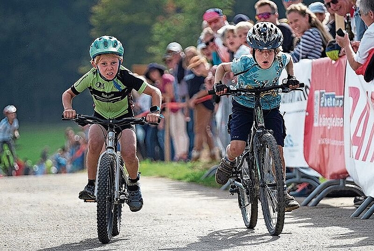 Ray Stauffacher von der IG Radquer Mettmenstetten, links, und Jorik Steiger vom Veloclub Maschwanden lieferten sich einen erbitterten Endspurt.