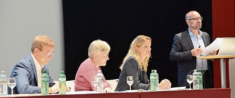 Sie informierten über die geplante Mittelschule in Affoltern. Von links: Niklaus Schatzmann, Leiter Mittelschul- und Berufsbildungsamt, Eveline Fenner, Affoltemer Stadtpräsidentin, Sandra Mischke, Leiterin Bauten bei der Bildungsdirektion, sowie Ch
