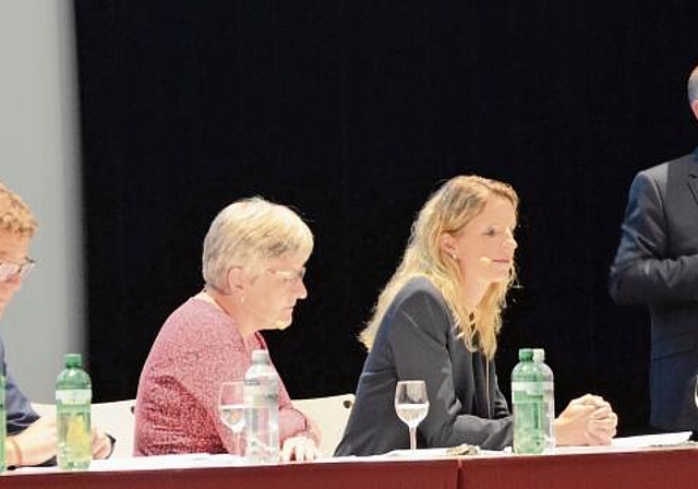 Sie informierten über die geplante Mittelschule in Affoltern. Von links: Niklaus Schatzmann, Leiter Mittelschul- und Berufsbildungsamt, Eveline Fenner, Affoltemer Stadtpräsidentin, Sandra Mischke, Leiterin Bauten bei der Bildungsdirektion, sowie Ch
