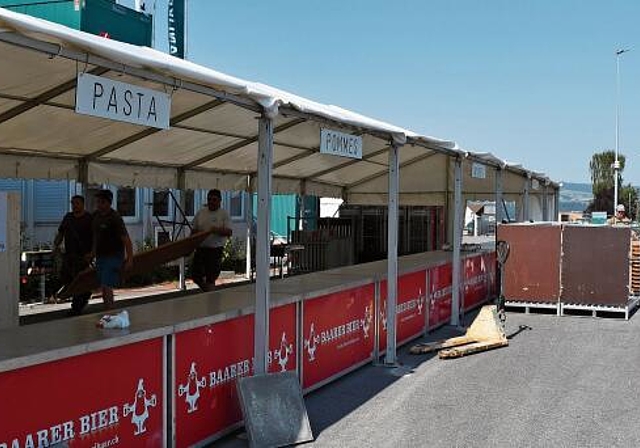 Die Vorbereitungen auf dem Festgelände waren am Donnerstagmorgen bereits fortgeschritten. Ab heute 16 Uhr geht es los. (Bild Dominik Stierli)