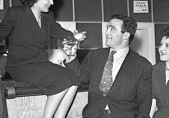 Edith Piaf führte ein bewegtes Leben und wurde zur bestbezahlten europäischen Sängerin ihrer Zeit.