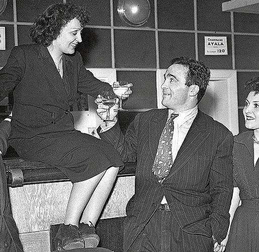 Edith Piaf führte ein bewegtes Leben und wurde zur bestbezahlten europäischen Sängerin ihrer Zeit.