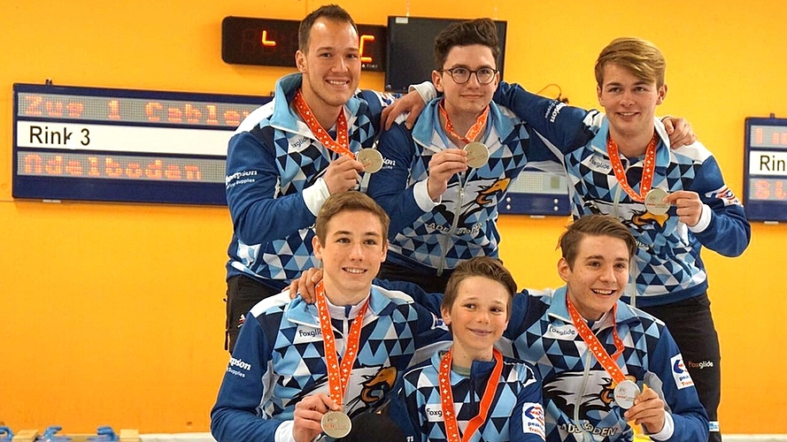 Team Adelboden mit der Medaille. Skip Andrin Schnider (hinten rechts).