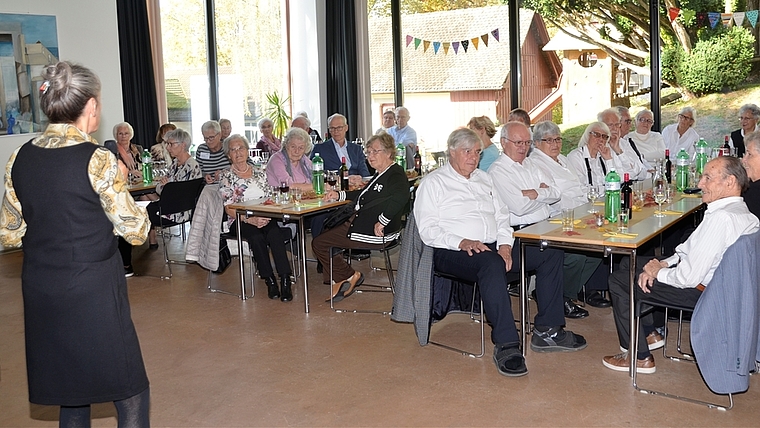 Nur 14 der 64 eingeladenen Achtzigjährigen kamen zur festlichen und stimmigen Geburtstagsfeier. (Bild Martin Mullis)