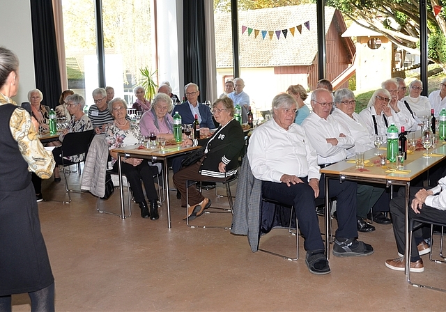 Nur 14 der 64 eingeladenen Achtzigjährigen kamen zur festlichen und stimmigen Geburtstagsfeier. (Bild Martin Mullis)