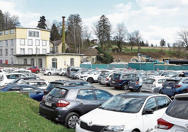 Provisorische Parkplätze von Haas Shopping: Hier ist Flexibilität gefragt. (Bild Bernhard Schneider)