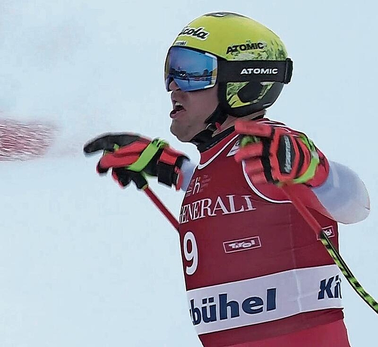 Niels Hintermann jubelt über Rang 3 in der Abfahrt Kitzbühel. (Screenshot SRF)