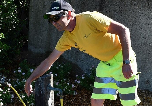 Gemeindemitarbeiter Martin Baer auf dem Friedhof an der Arbeit. Seit 20 Jahren kümmert er sich um die Anliegen der Gemeinde Obfelden. (Bild Dominik Stierli)