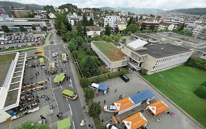 Blick von der Drehleiter auf das Festgelände. Die Besucherinnen und Besucher mussten aber unten bleiben. 
Hinten rechts ist das Gefängnis Affoltern zu sehen, welches für einmal seine Tore für die Bevölkerung öffnete. (Bild zvg)