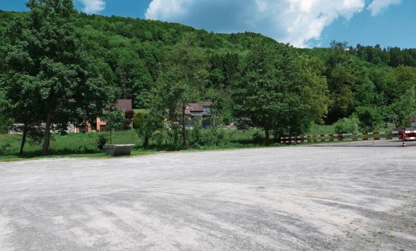 Der Parkplatz Chratz in Hausen wurde früher provisorisch von Fahrenden genutzt – heute ist das nicht mehr erlaubt. 
(Bild Angela Bernetta)
