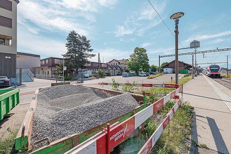 Der mögliche künftige Standort der Heilpädagogischen Schule des Schulzweckverbands Bezirk Affoltern: das beim Bahnhof Mettmenstetten gelegene Erspach-Areal (Bildmitte), wo Teile der heutigen Gewerbegebäude einem Neubau weichen sollen.
