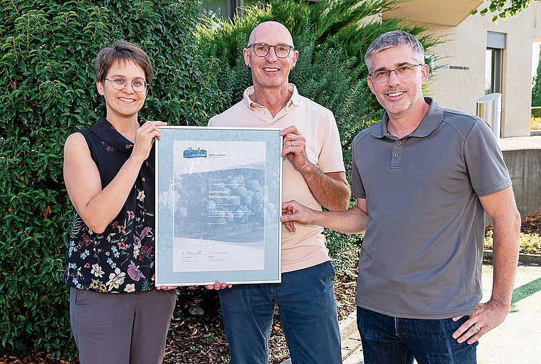Mettmenstetten erreicht beim Energiesparen und Klimaschutz erneut weit überdurchschnittlich hohe Werte (von links): Energiestadt-Beraterin Rita Gnehm, Gemeinderat Marcel Eicher und Michael Schuler, Leiter Abteilung Bau, mit dem «Energiestadt»-Labe