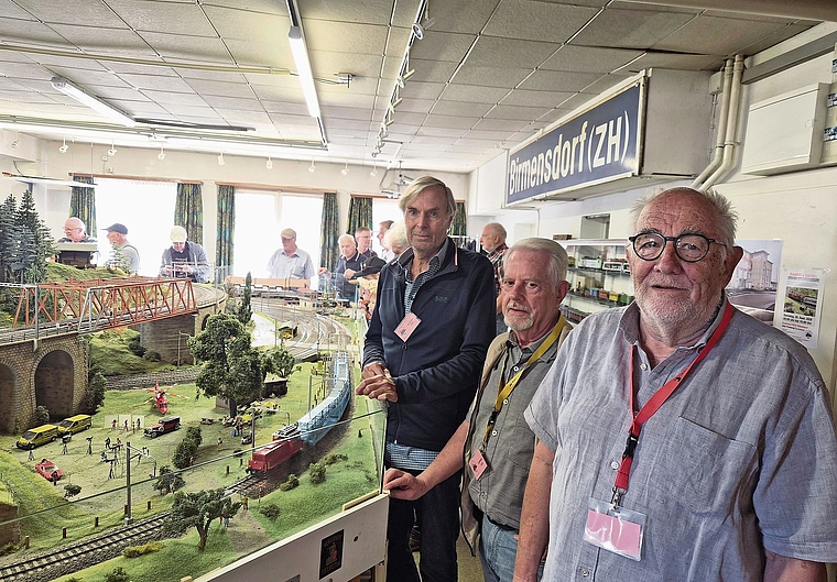 Viel Publikum bei den Reppischtaler Eisenbahn-Amateuren in Ottenbach – zur Freude der Vereinsmitglieder Andreas Häni, Gottfried Götz und Vereinspräsident Hansruedi Obrist (von links). (Bild Werner Schneiter)