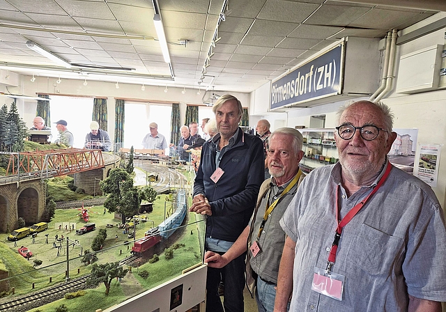 Viel Publikum bei den Reppischtaler Eisenbahn-Amateuren in Ottenbach – zur Freude der Vereinsmitglieder Andreas Häni, Gottfried Götz und Vereinspräsident Hansruedi Obrist (von links). (Bild Werner Schneiter)