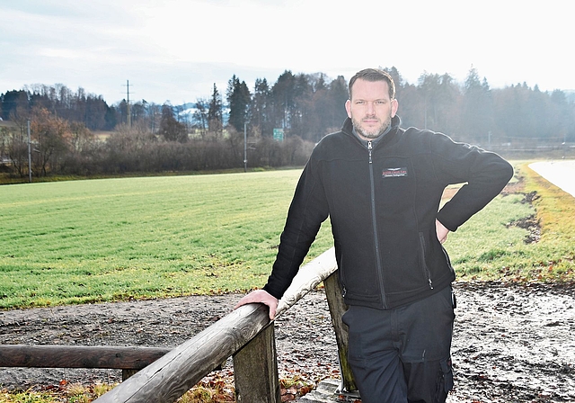 Das vorgesehene Areal für einen Kies- und Aushub-Umschlagplatz grenzt unmittelbar ans Knonauer Industriegebiet: Clemens Weingartner, Mitinhaber von British Classic Cars, wehrt sich mit einer IG gegen das Vorhaben, das einen Bahnanschluss erfordert. 