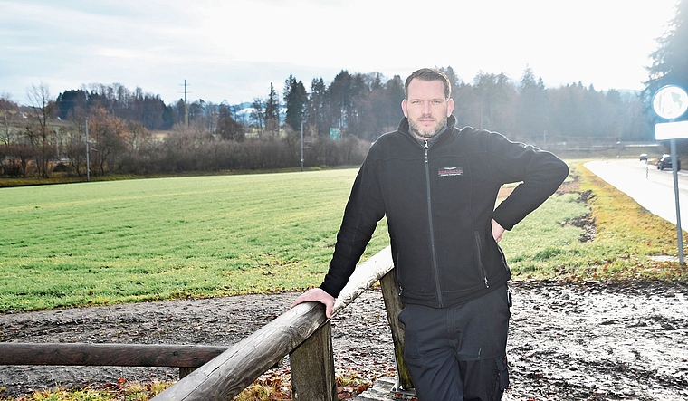 Das vorgesehene Areal für einen Kies- und Aushub-Umschlagplatz grenzt unmittelbar ans Knonauer Industriegebiet: Clemens Weingartner, Mitinhaber von British Classic Cars, wehrt sich mit einer IG gegen das Vorhaben, das einen Bahnanschluss erfordert. 