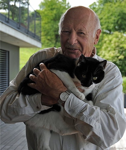 Spiel mit der Katze: Die beiden Kater freuen sich, wenn sich Erich Gysling zuhause aufhält, ohne seinen Freiraum für Reisen einzuschränken.
