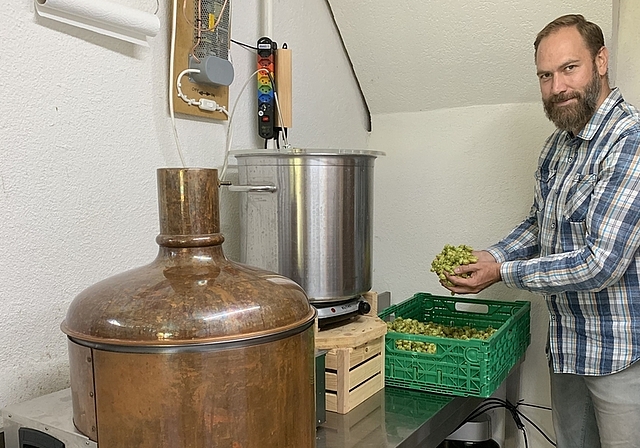 In seinem Keller braut Gregor Völkening seine speziell aromatisierten Biere. <em>(Bild Stefan Schneiter)</em>