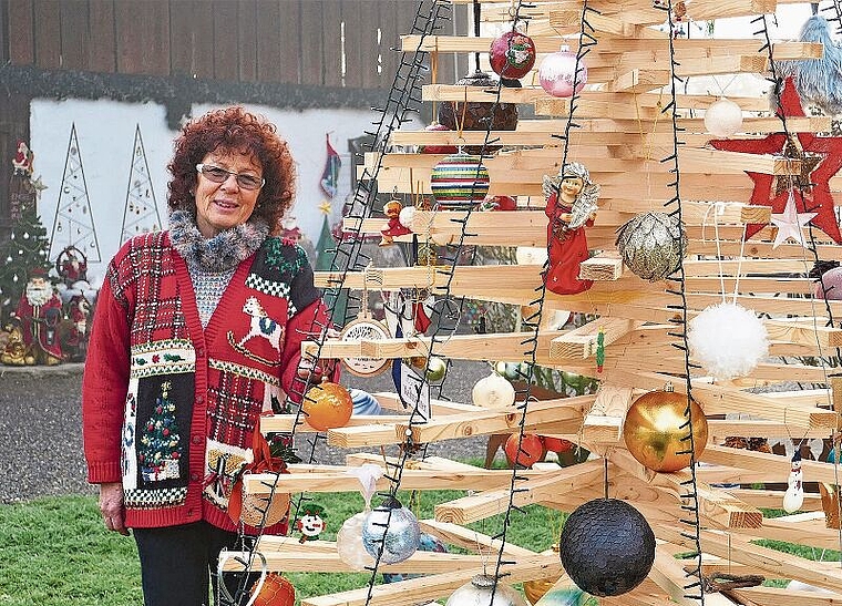 Anna Frick freut sich über den gespendeten Christbaumschmuck und hofft, dass aus dessen Verkauf vom 22. bis 24. Dezember möglichst viel Geld zugunsten des Wohnheims Paradies übergeben werden kann. (Bild Regula Zellweger)