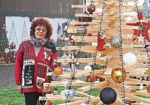 Anna Frick freut sich über den gespendeten Christbaumschmuck und hofft, dass aus dessen Verkauf vom 22. bis 24. Dezember möglichst viel Geld zugunsten des Wohnheims Paradies übergeben werden kann. (Bild Regula Zellweger)