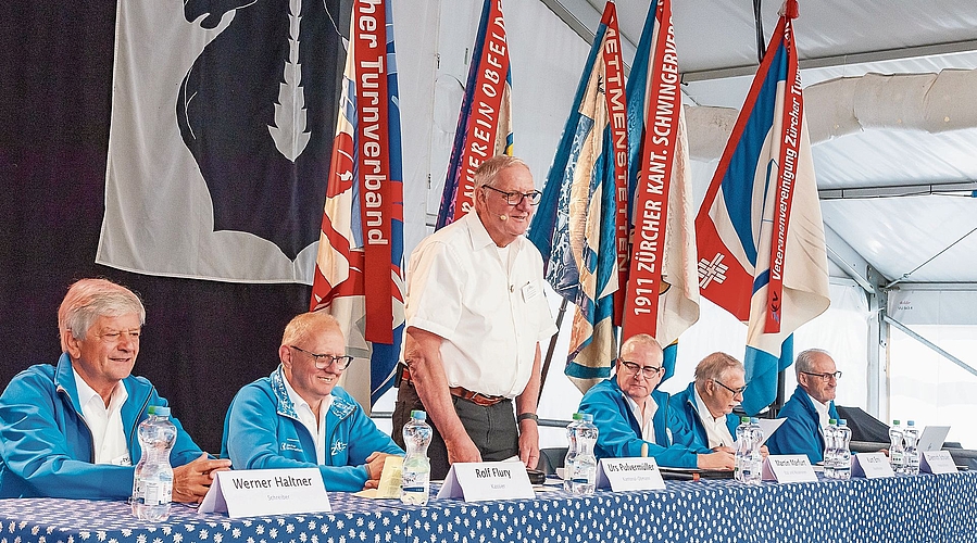 Begrüsste in Mettmenstetten 850 Turnveteranen zur 104. Zürcher Turnveteranentagung: Die Kantonalobmannschaft unter der Leitung von Präsident Urs Pulvermüller (stehend). Begrüsste in Mettmenstetten 850 Turnveteranen zur 104. Zürcher Turnveteranentagung: Die Kantonalobmannschaft unter der Leitung von Präsident Urs Pulvermüller (stehend).