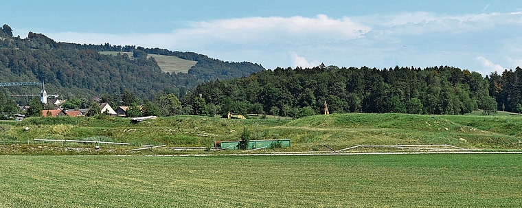 Die Huser Allmend am Dorfrand von Hausen, die sich zurzeit mit hügeligen Erhebungen präsentiert. (Bild Marianne Voss)