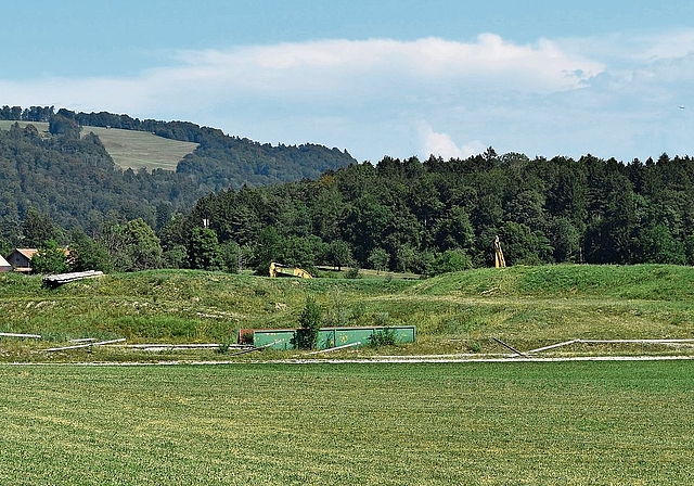 Die Huser Allmend am Dorfrand von Hausen, die sich zurzeit mit hügeligen Erhebungen präsentiert. (Bild Marianne Voss)