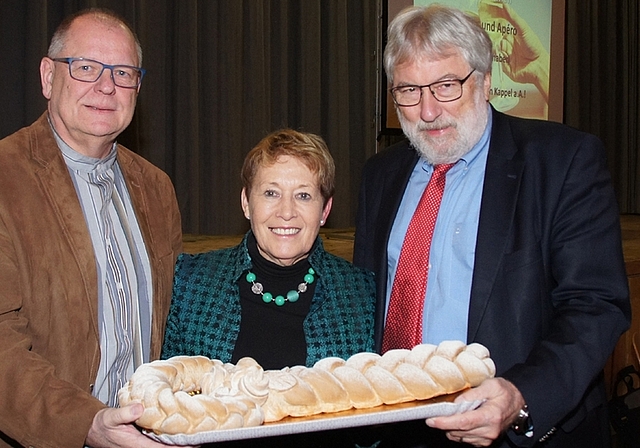 Die symbolische Schlüsselübergabe von Margareta Wildhaber an Bertram Thurnherr (IKA SD) und Claude Wuillemin (IKA Kesb) beendete die Geschichte des Zweckverbandes Sozialdienst Bezirk Affoltern. (Bild zvg.)
