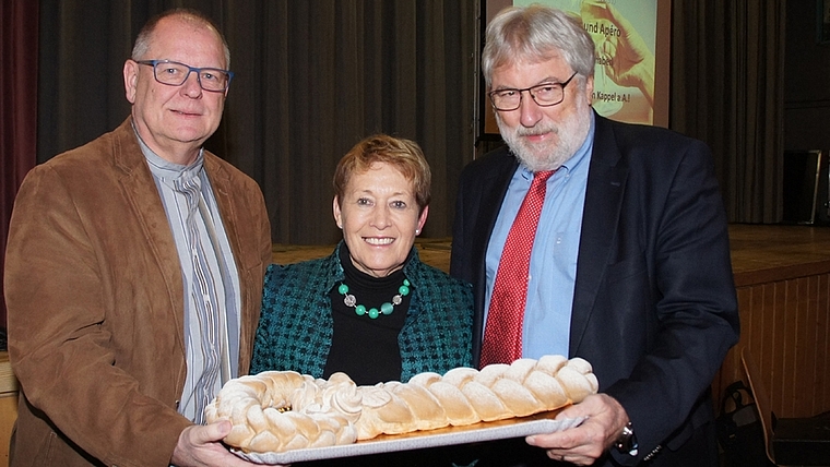 Die symbolische Schlüsselübergabe von Margareta Wildhaber an Bertram Thurnherr (IKA SD) und Claude Wuillemin (IKA Kesb) beendete die Geschichte des Zweckverbandes Sozialdienst Bezirk Affoltern. (Bild zvg.)