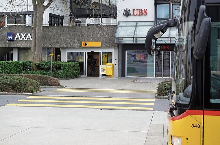 Affoltern verfügt noch über eine Poststelle. Doch auch hier fällt der Blick zuerst auf das Postauto. (Bilder Bernhard Schneider)
