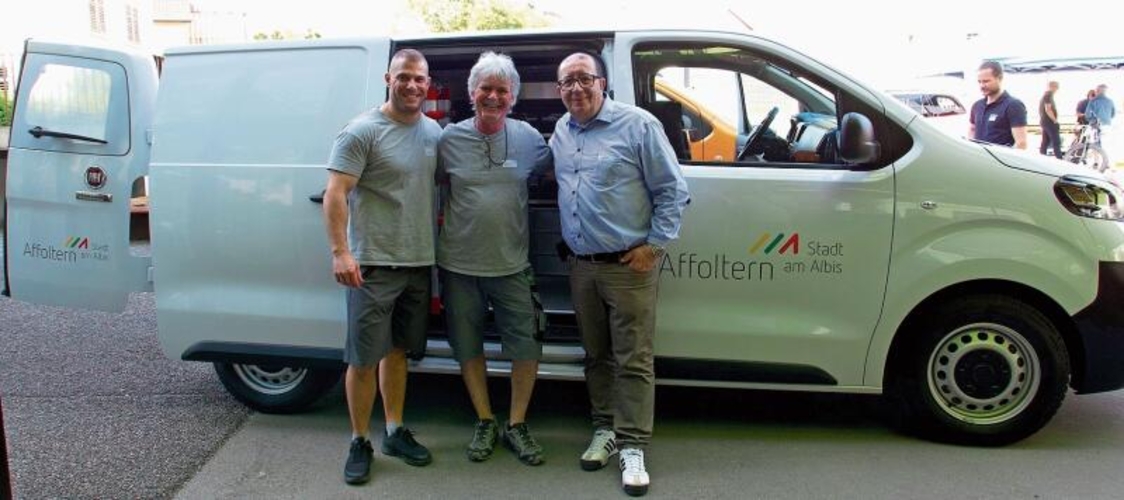 Diego Bonetti (von links), Reto Frick und Paolo Gentile von der Haustechnik Stadt Affoltern mit ihrem neuen Elektrofahrzeug der Marke Fiat. (Bilder Angela Bernetta)