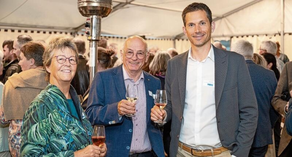 Verena und Hansueli Rickli (Friedensrichter) mit Oliver Bär (rechts), tätig als Geschäftsführer der Gemeinde Mettmenstetten.