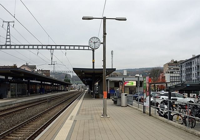 Am Bahnhof Affoltern kommen Züge, Busse, Taxis, Autos, E-Bikes und Fahrräder zusammen. Künftig dürften Apps noch viel komplexere Verkehrsbeziehungen an solchen Hubs steuern. (Bild Bernhard Schneider)