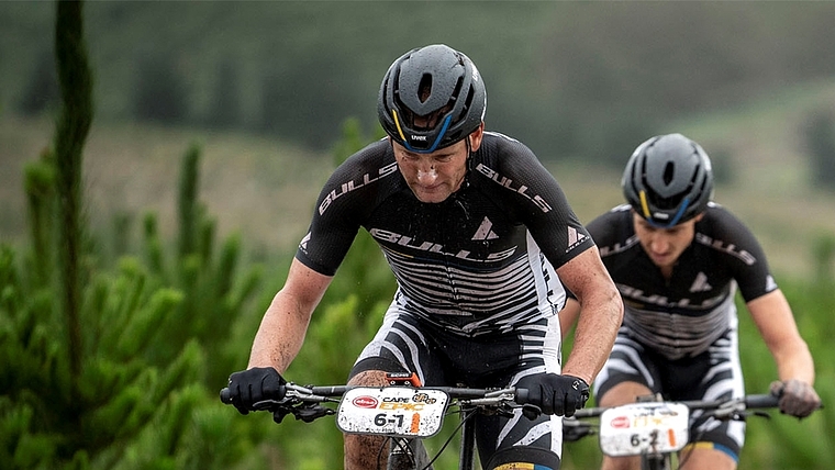 Urs Huber, vorne, und sein Bulls-Teampartner kämpften im Finale des Cape Epic glücklos. <em>(Bild Nick Muzik)</em>