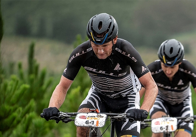 Urs Huber, vorne, und sein Bulls-Teampartner kämpften im Finale des Cape Epic glücklos. <em>(Bild Nick Muzik)</em>