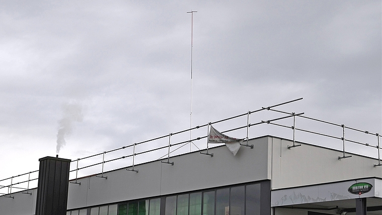 Das Baugespann auf dem Dach des Unternehmens Maxolen an der Stüdlerstrasse 14 in Ottenbach. <em>(Bild lhä)</em>