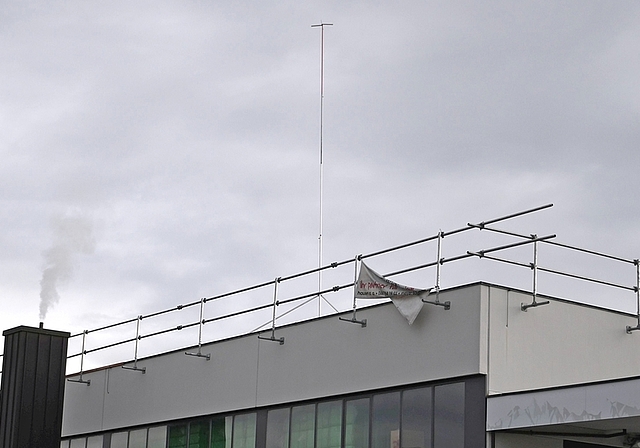 Das Baugespann auf dem Dach des Unternehmens Maxolen an der Stüdlerstrasse 14 in Ottenbach. <em>(Bild lhä)</em>