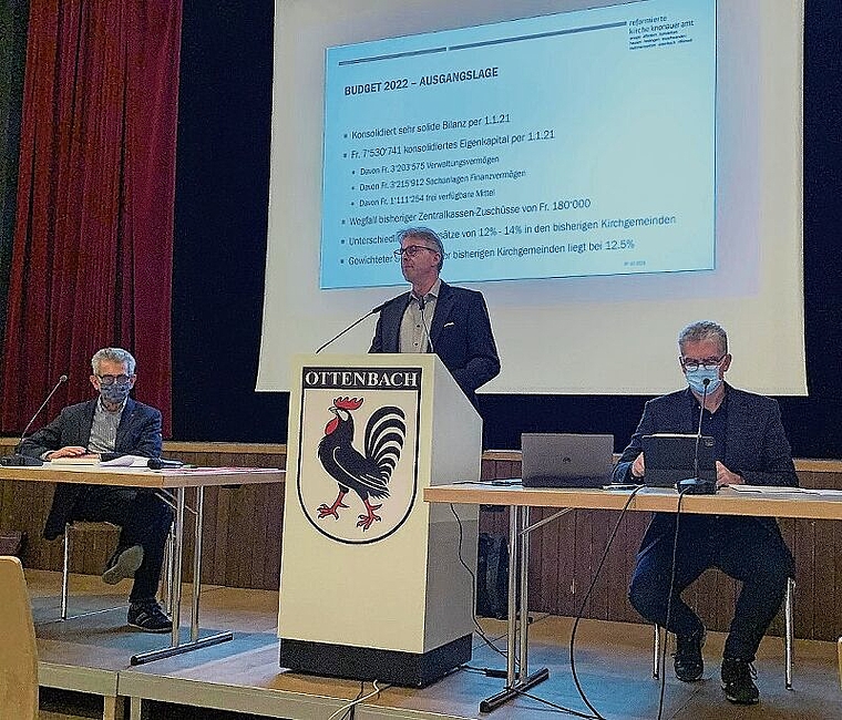 Hanno Schmidheiny präsentiert das Budget 2022, assistiert von Hans Asper, Leiter der Projektorganisation (links) und von Peter Schlumpf von der Projektorganisation KG Knonauer Amt. (Bild Stefan Schneiter)