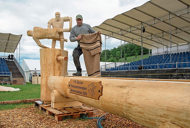 Eigentlich noch unter einer Decke versteckt und nur kurz für den «Anzeiger» enthüllt: die Holzskulptur, die den imposanten Brunnen der Schwinger ziert. 