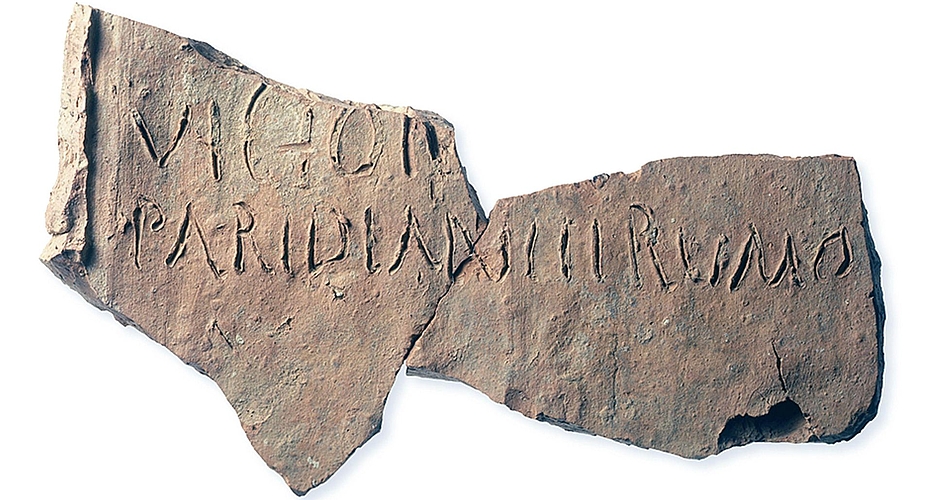 Dieses Bild zeigt das Fragment eines Leistenziegels mit eingeritzter Inschrift. Zu lesen sind die Namen Victor, Paridianus und Erymus. Victor ist vermutlich der Eigentümer der Zigelei und Besitzer des Gutshofes Wettswil-Heidenkirche. Es handelt sich Dieses Bild zeigt das Fragment eines Leistenziegels mit eingeritzter Inschrift. Zu lesen sind die Namen Victor, Paridianus und Erymus. Victor ist vermutlich der Eigentümer der Zigelei und Besitzer des Gutshofes Wettswil-Heidenkirche. Es handelt sich hierbei um den einzigen Guthsherren aus der römischen Zeit, den man im Kanton Zürich mit Namen kennt.(Bild M. Gygax, Kantonsarchäologie Zürich)