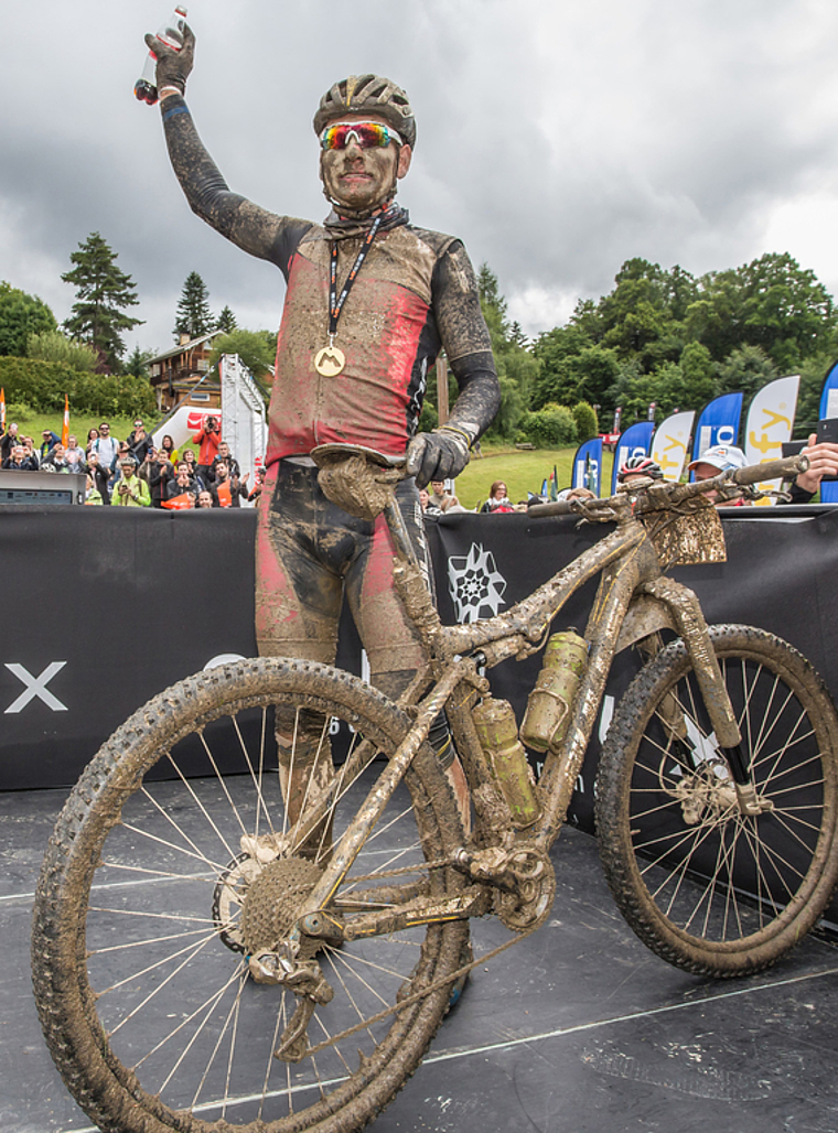 Gezeichnet von den Strapazen: Urs Huber gewinnt zum dritten Mal das superharte MB Race am Fusse des Mont Blanc. (Bild Martin Platter)